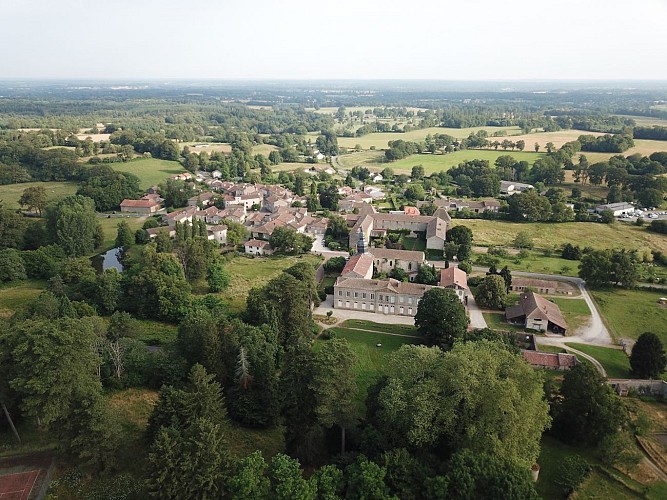 Mortemart_vue aérienne_des couvents