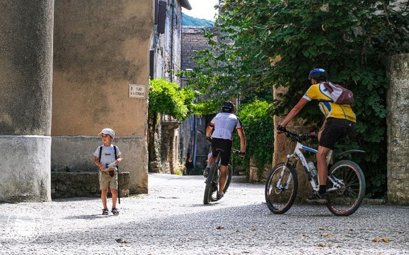 Dans les ruelles de Ste-Eulalie de Cernon