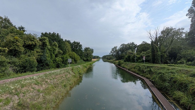 Canal entre Braye et Bourg-et-Comin < Aisne < Picardie