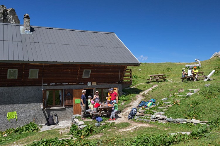 Tour of Pointe de la Vuzelle - 2-day hiking trip in an alpine environment