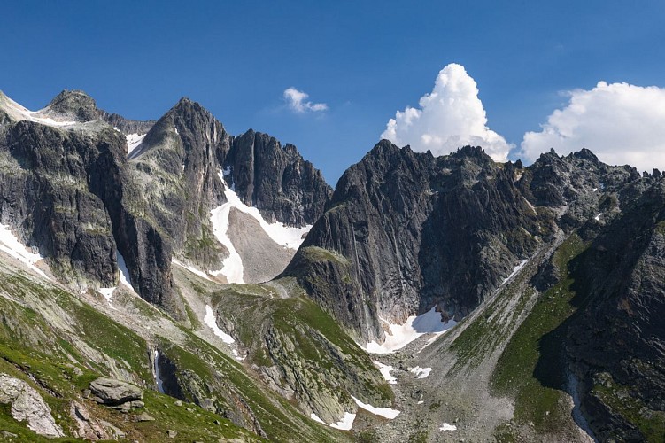 Tour of Pointe de la Vuzelle - 2-day hiking trip in an alpine environment