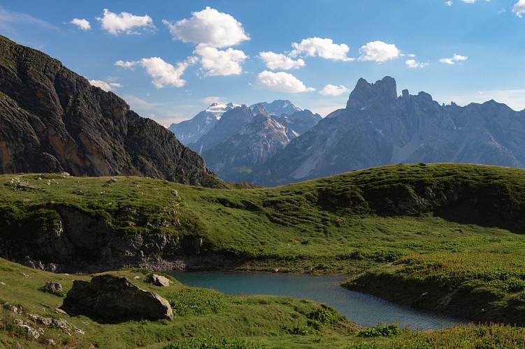 Tour of Pointe de la Vuzelle - 2-day hiking trip in an alpine environment