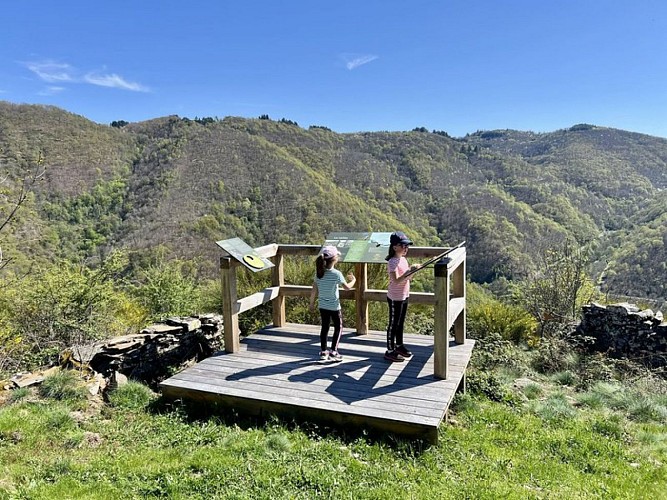Point de vue sur les gorges de la Truyère et panneaux explicatifs