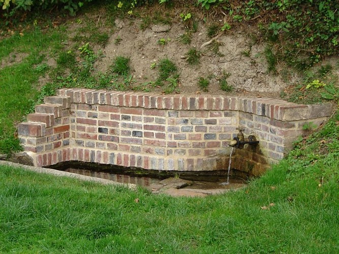LA-CHAPELLE-YVON-fontaine-du-lavoir