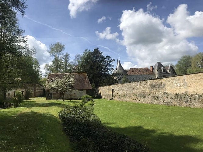 Autour-du-chateau-de-Saint-Germain-de-Livet--1-