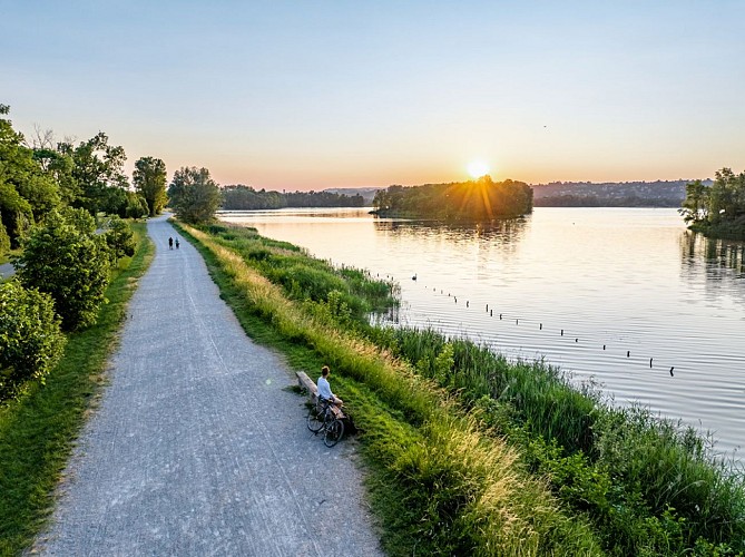 Au fil de la Via Rhôna, le Grand Parc Miribel Jonage