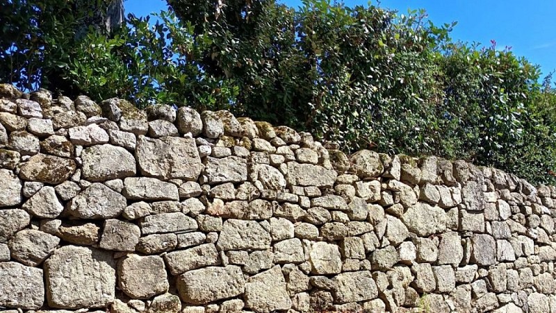 Mur en granite dans le hameau de Bouldoires