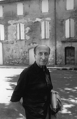 M.Rouquette devant la maison de Saint Saturnin