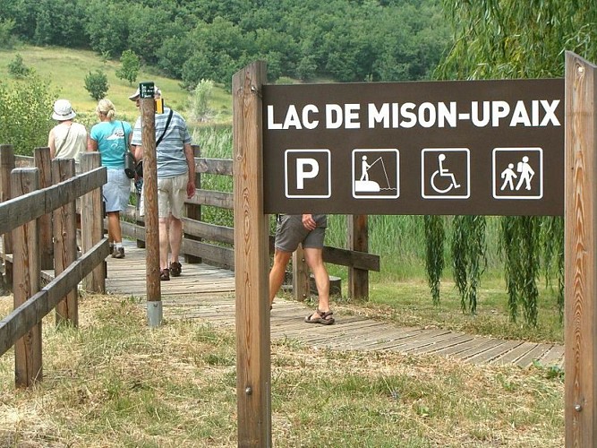 Hiking trail "Tour du lac de Mison"