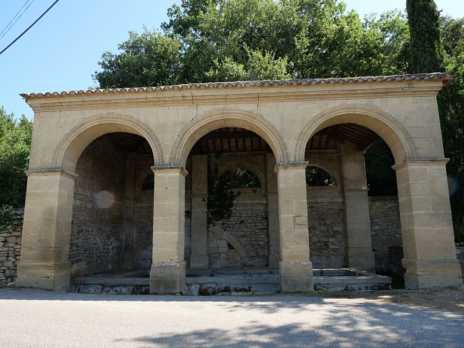 Les vestiges de l'aqueduc romain Vers pont du Gard