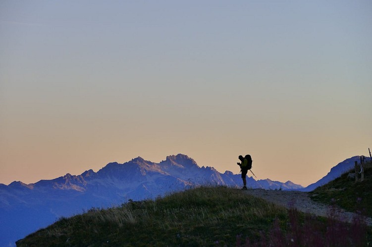 Randonneur sur le Tour des Aiguilles d'Arves