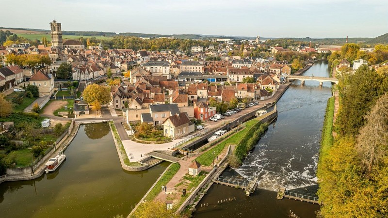 Clamecy - halte nautique vue du ciel Updrone__BFC_Tourisme-_A4-1