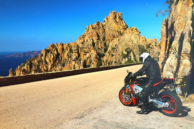Julie-BAILLEUL-Viree-en-moto-dans-les-calanques-de-Piana-droopic-6585c1737634b159397371