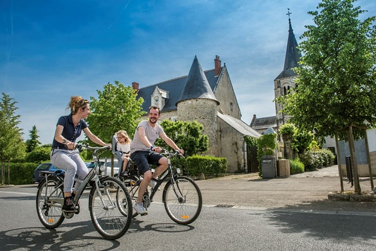 Louans, le Logis du Prieur et l'église