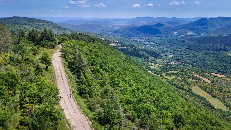 Gravel sur la piste forestière du plateau du Grezac