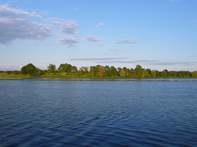 Hiking trail: Along the water