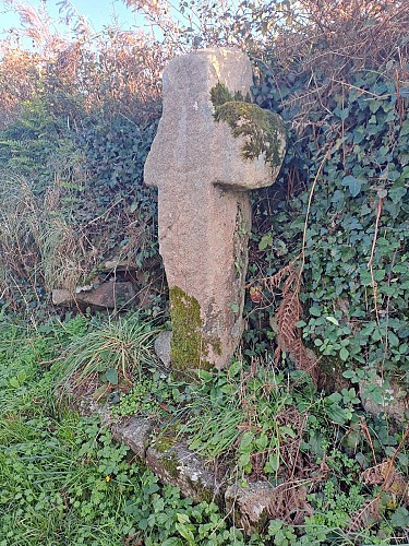 Croix médiévale vers Coatinzaos