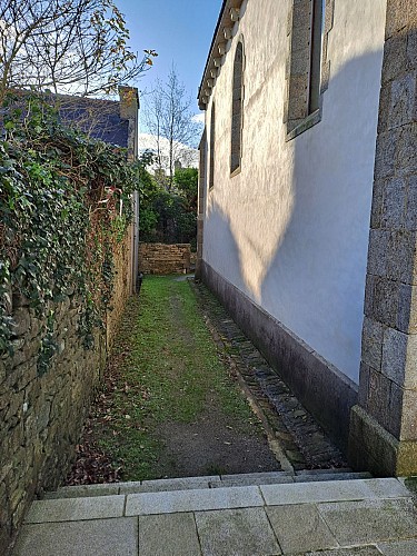 Venelle sur le côté de la chapelle