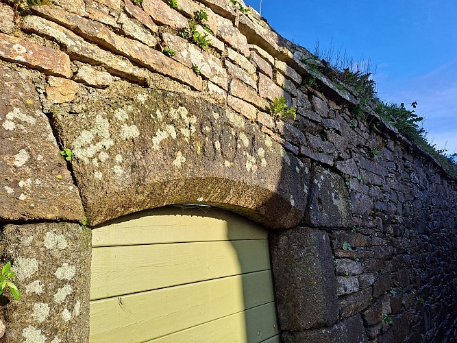 Linteau avec inscrit la date "1807", situé entre la venelle de l'Hostellerie et l'impasse des Landes