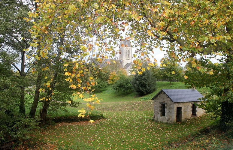 TILLY-sur-SEULLES automne église maison des lavandières