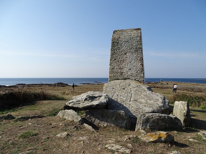 Dolmen et amer de Locmaria