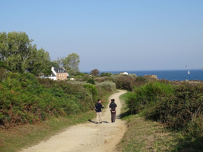 Des randonneurs vers Port Mélite