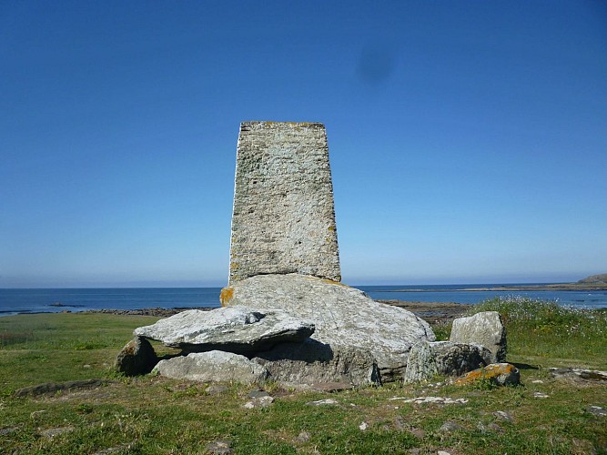 Dolmen et amer de Locmaria
