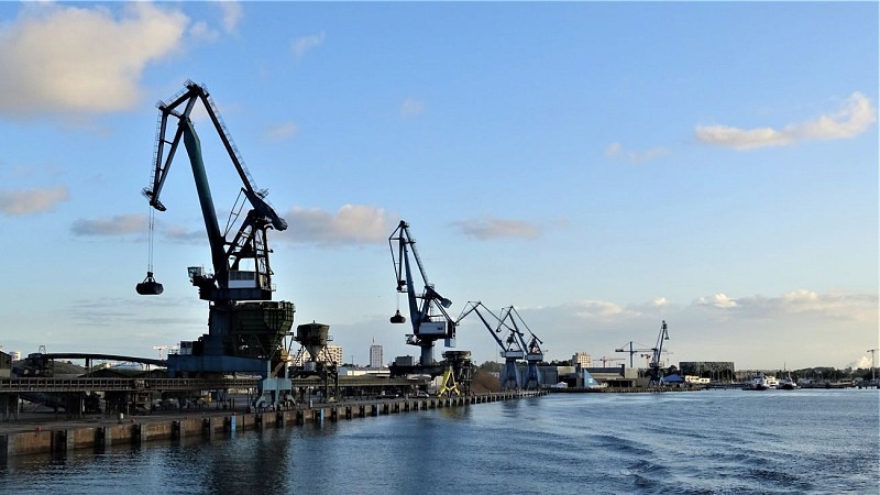 Commercial port