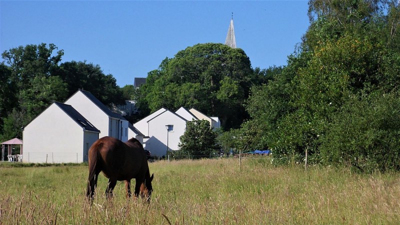 un bourg à la campagne