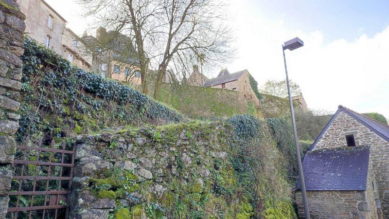 Sous les remparts | Moncontour