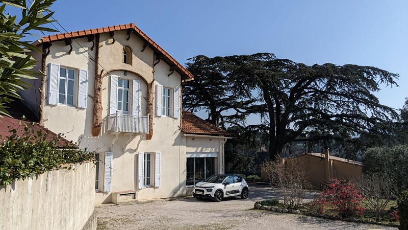 maison avec rocailles