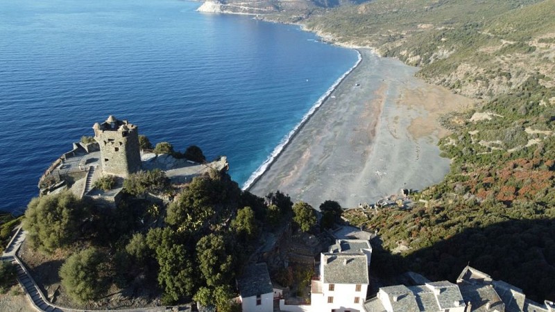Vue depuis Nonza sur sa plage de galets_r ©ATC M.A Normand Alessandri