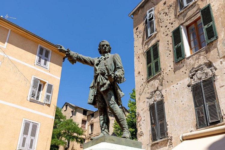 Village de Corte statue de Pascal Paoli ©ATC Sylvain Alessandri