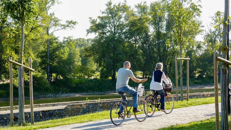 Vélo au bord de l'eau