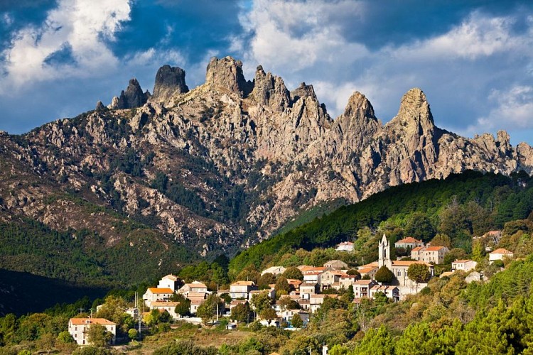 Vue sur le village de Zonza et les Aiguilles de Bavella_©AdobeStock_beboy