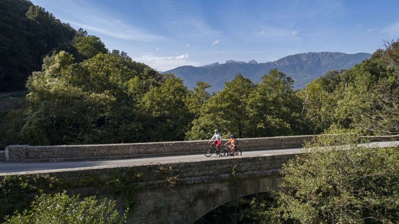 Traversée du pont de l'Ascension du Col de la Vaccia- ©ATC - Sylvain Alessandri