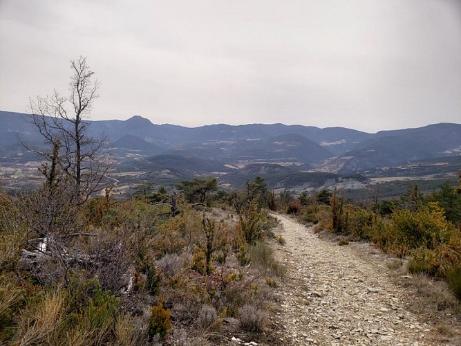 Sentier de descente et vue sur la vallée