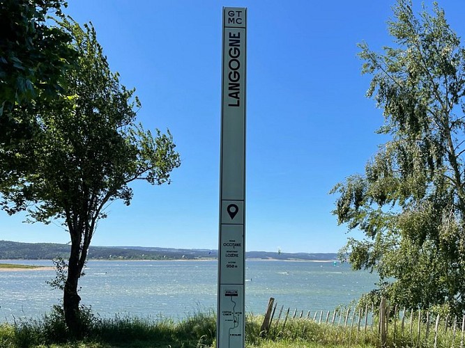 Totem en bordure du Lac de Naussac