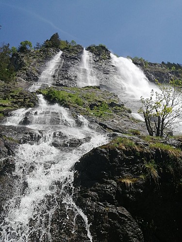 Summer hike: The song of the Fare Waterfall