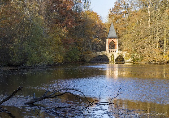 Pont du Temple d'Amour Etang de la réserve naturelle de Bonnelles