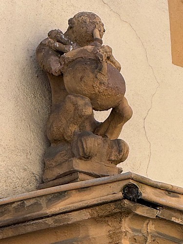 Détail architectural : le singe musicien