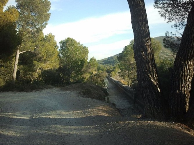 Canal de la vallée des Baux