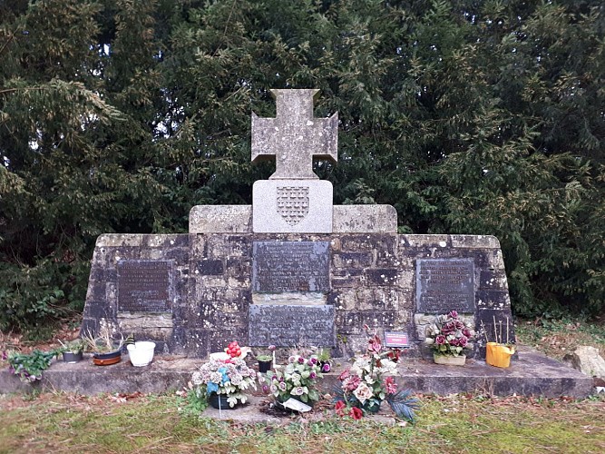 Stèle commémorant la bataille du 28 juillet 1488 entre les Bretons et les Français. 