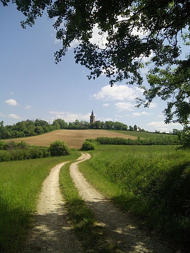Eglise et moulin de Mouillac au loin