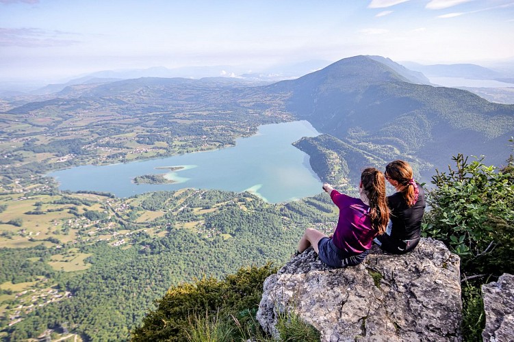 Vue sur le lac d'Aiguebelette depuis le mont Grêle