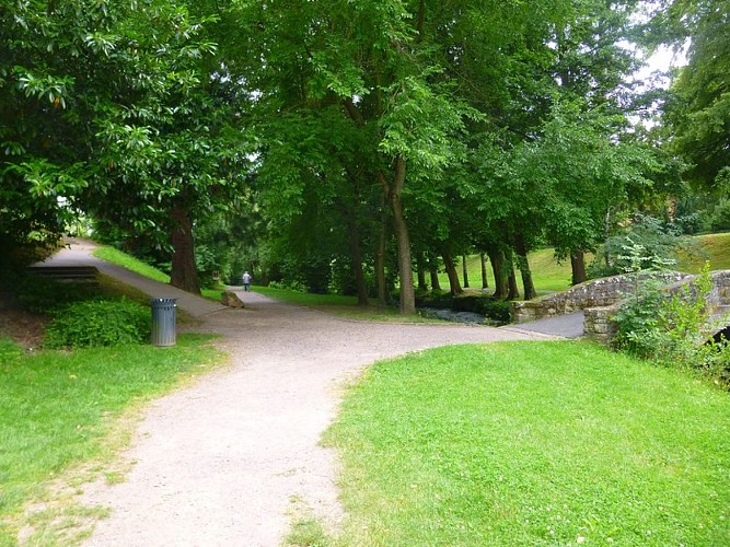 Après avoir passé la porte d'eau, continuer sur le chemin en face jusqu'au parking.