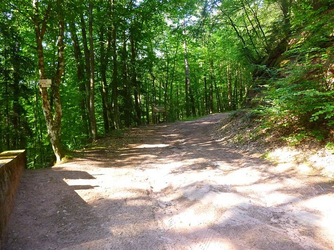 S'engager entre ces deux rochers pour poursuivre la promenade