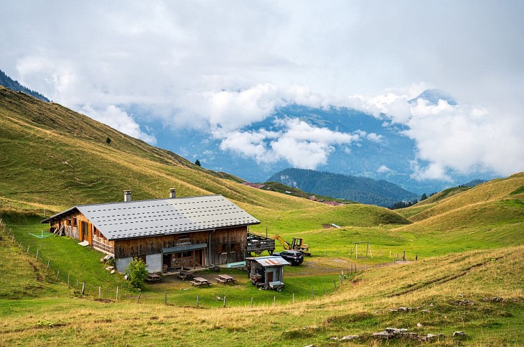 Hiking itinerary: Bostan, Golèse and Folly refuges, with Lac des Chambres, from the village of Samoëns_Samoëns