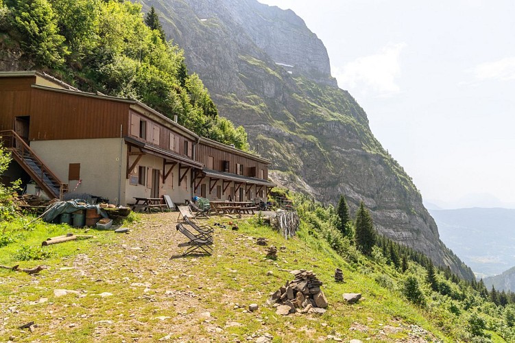Itinéraire pédestre : Refuges de Bostan, Golèse et Folly, avec Lac des Chambres, depuis le village de Samoëns_Samoëns