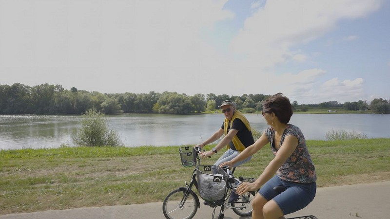 Vélo le long de la voie bleue